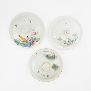 A set of 3 Chinese jars with covers, 20th century.