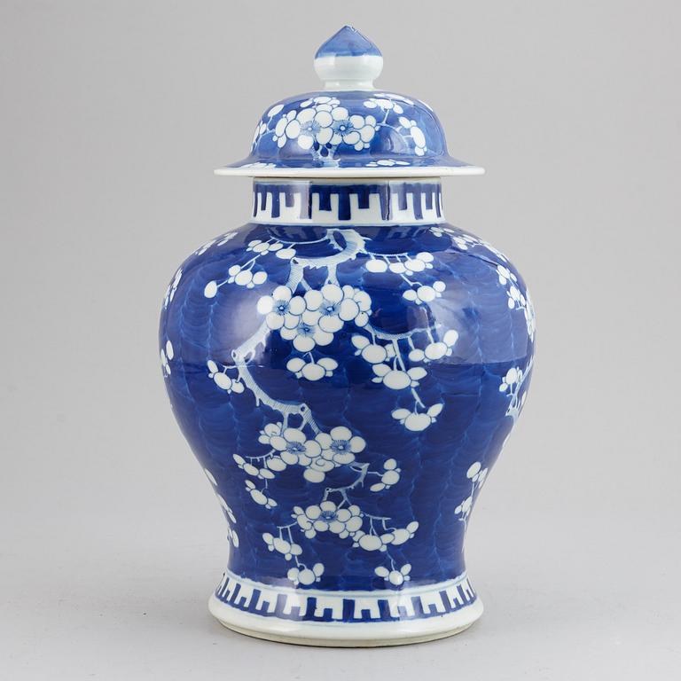 A blue and white jar cover, Qing dynasty, first half of 20th Century.