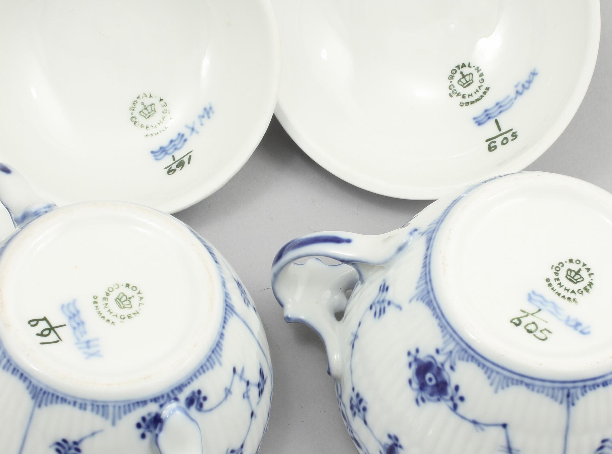 KAFFESERVIS, 17 delar, porslin, "Musselmalet", Royal Copenhagen, 1900-talets andra hälft.