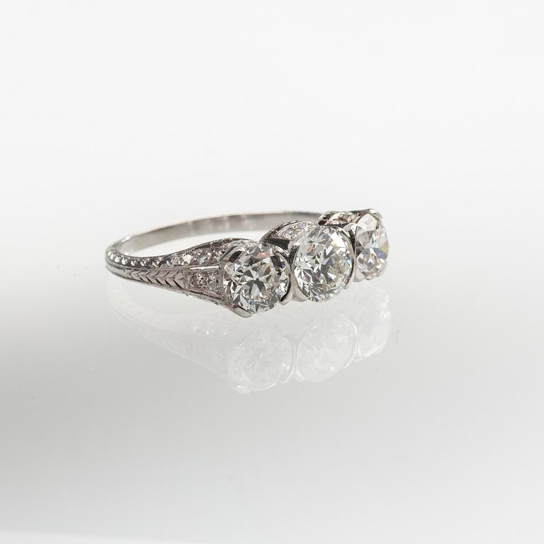 RING, platina med diamanter, totalt ca 2,30 ct. Vikt ca 4,4 g.