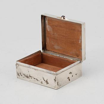 CIGARETTSKRIN, silver. C.G Hallberg, Stockholm, 1904. Totalvikt ca 505 gram.