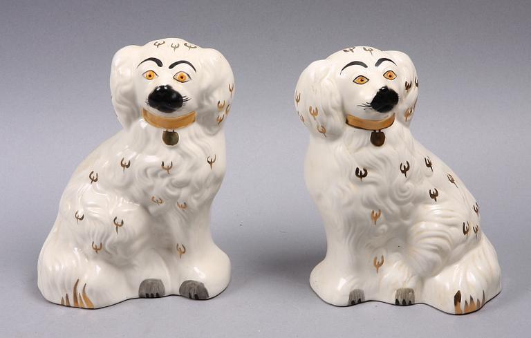 FIGURINER, ett par. Flintgods. Staffordshire, England. 1800/1900-tal.