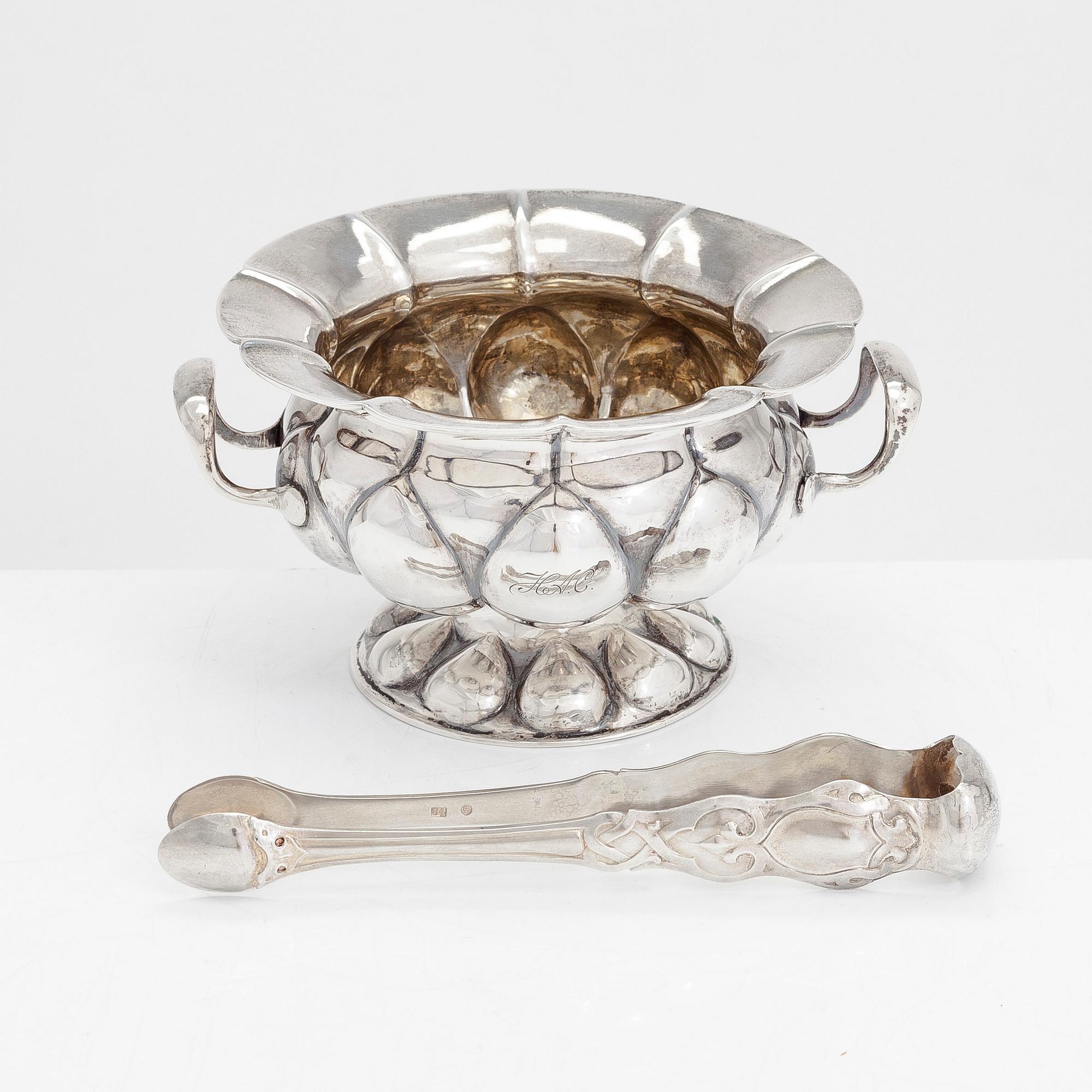 Sockerskål och sockertång, silver, Johan Fredrik Manström och Josef Nordberg, S:t Petersburg, 1861 och 1854.