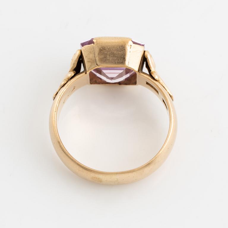 Ring 18K guld med en rosa sten.