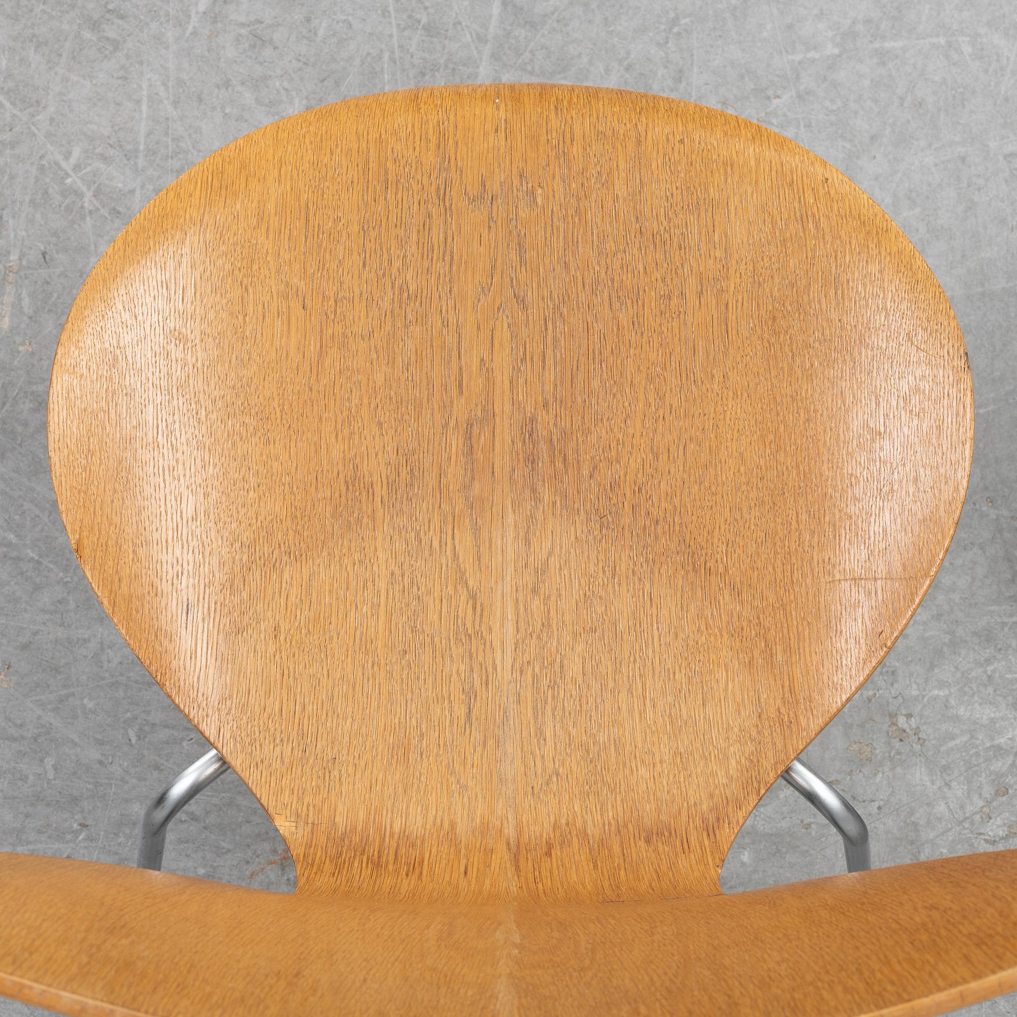 Arne Jacobsen, a pair of oak 'Sjuan' chairs, Fritz Hansen, 1950/60s.