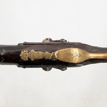 Slaglåsgevär, dubbelpipigt, ändrat från flintlås, 1800-tal.