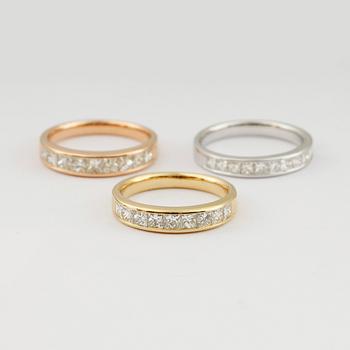 RINGAR, 3 st, alliansringar, 18k guld med ca 30 prinsessslipade diamanter tot ca 2,71 ct. Vikt ca 11 gram. 2000-tal.