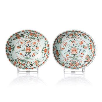 1012. A pair of famille verte dishes, Qing dynasty, Kangxi (1662-1722).