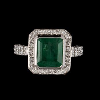 RING, 18k vitguld med smaragdslipad smaragd samt briljanslipade diamanter. Vikt 7 g.