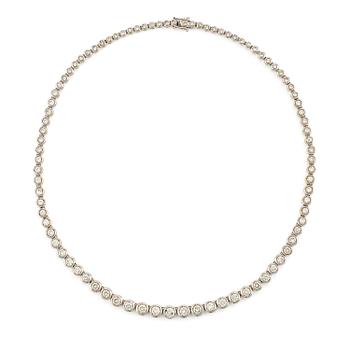 555. An 18K white gold bracelet set with round brilliant-cut diamonds.