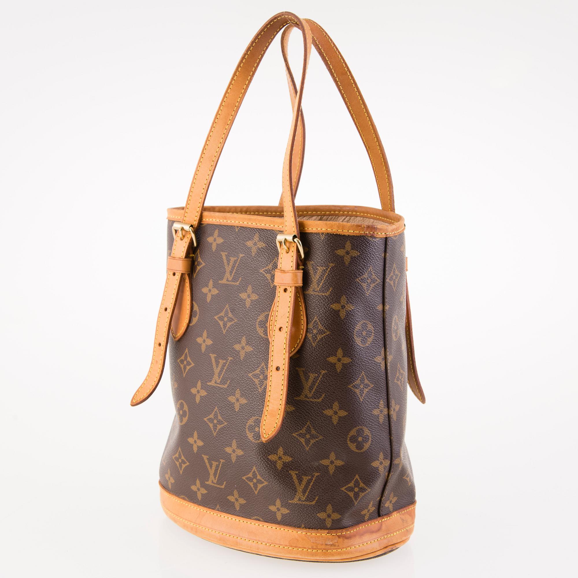 LOUIS VUITTON, "Petit Bucket" samt "Pochette", VÄSKOR.