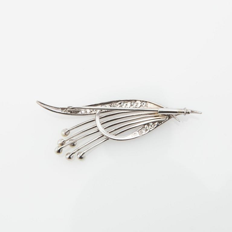 Brooch, 18K white gold with diamonds and pearls.