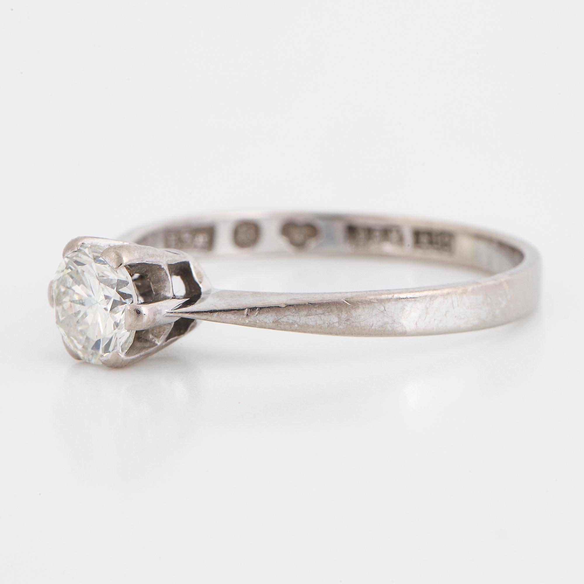Ring 18K vitguld med en rund briljantslipad diamant 0.46 ct enligt gravyr.