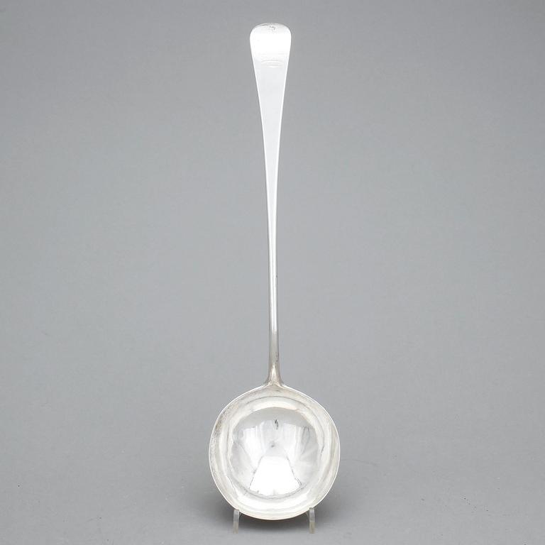 SOPPSLEV, silver, London 1763. Vikt ca 216 gram.