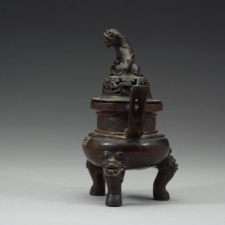 A bronze censer with cover, late Ming dynasty, 17th Century.