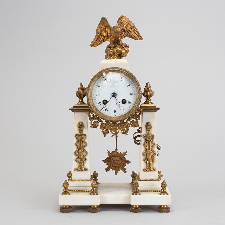 A FRENCH BRASS AND MARBLE TABLE CLOCK, first half of the 20th century.