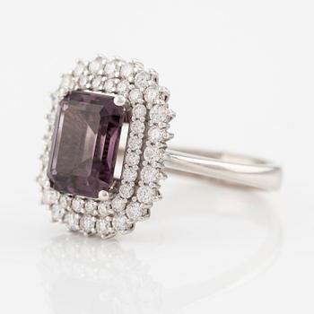 Ring 18K guld med en fasettslipad lila turmalin och runda briljantslipade diamanter.