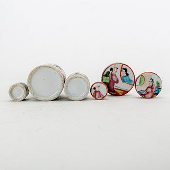 A set of three Chinese porcelain jars with lid later part of the 19th century.