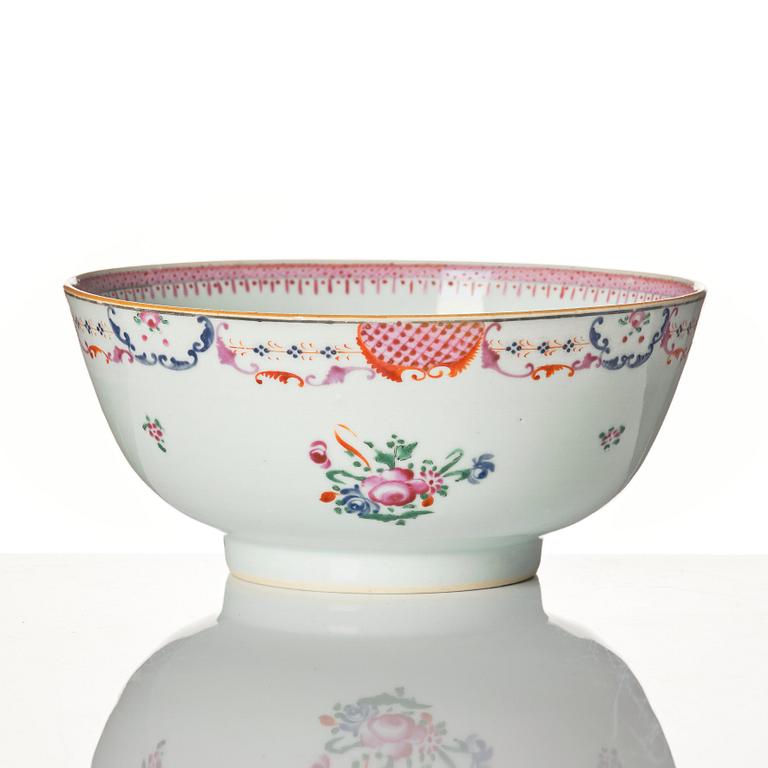 A famille rose bowl, Qing dynasty, Qianlong (1736-95).