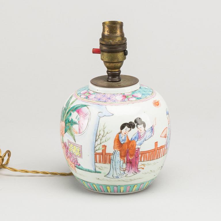 A SET OF 3 CHINESE PORCELAIN FROM THE 18/19TH CENTURY.