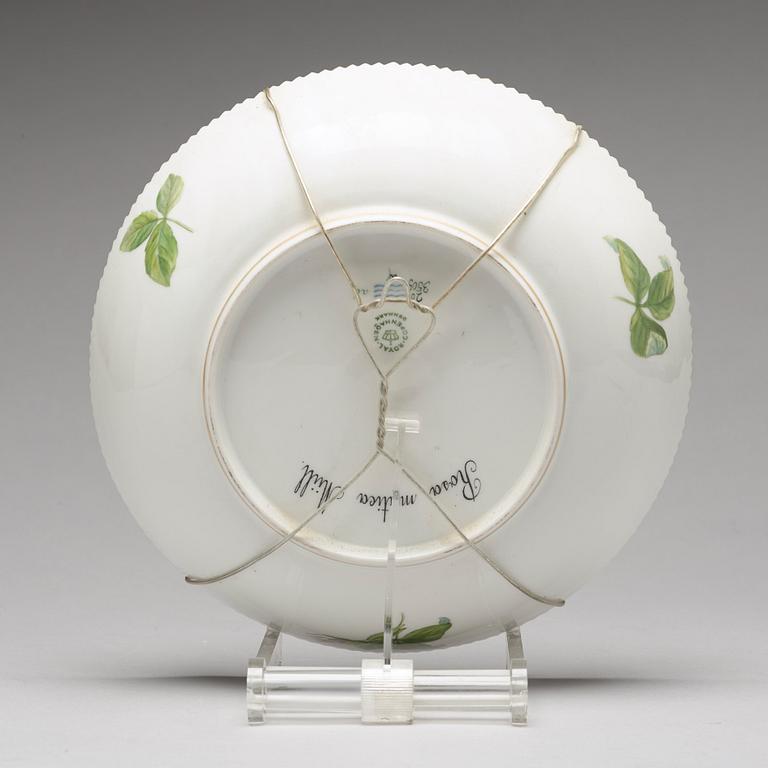 A set of five Royal Copenhagen 'Flora Danica' dishes, Denmark, 20th Century.