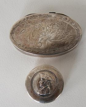 DOSOR, 2 st, silver, en Johan Jacob Ulfsberg, Nyköping 1825 samt en dosa 1849.