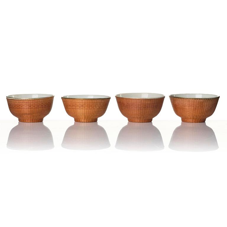 Skålar, 11 stycken porslin och korgflätning, omkring 1900.