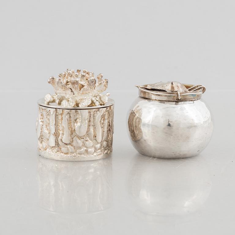 Two small sterling silver boxes with lid, marks of Lars Arby, Gothenburg 1970 and 1980.