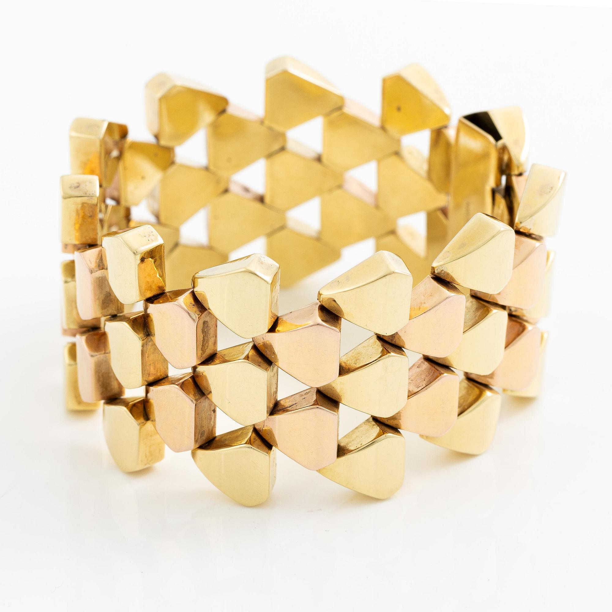 A bracelet 14K gold in two colours.