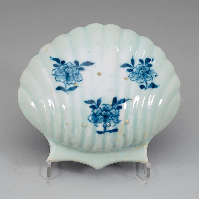 A set of seven blue and white butter shells, Qing dynasty, Qianlong (1736-95).