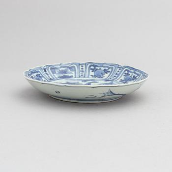 A Chinese blue and white porcelain dish, Ming dynasty, Wanli (1572-1620).