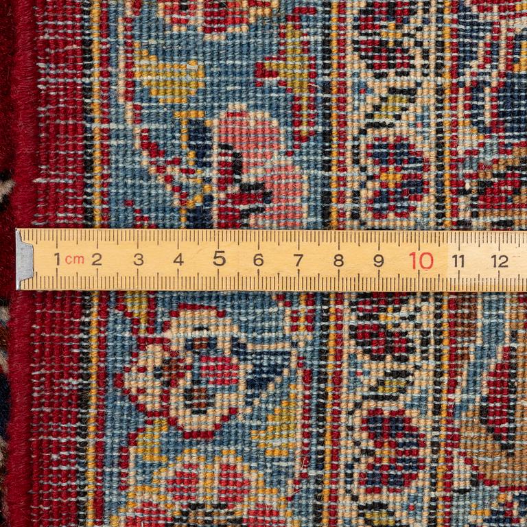 A semi-antique carpet, Kashan, c. 310 x 215 cm.
