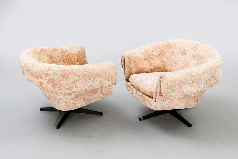 A pair of 1960/70s swivel chairs.