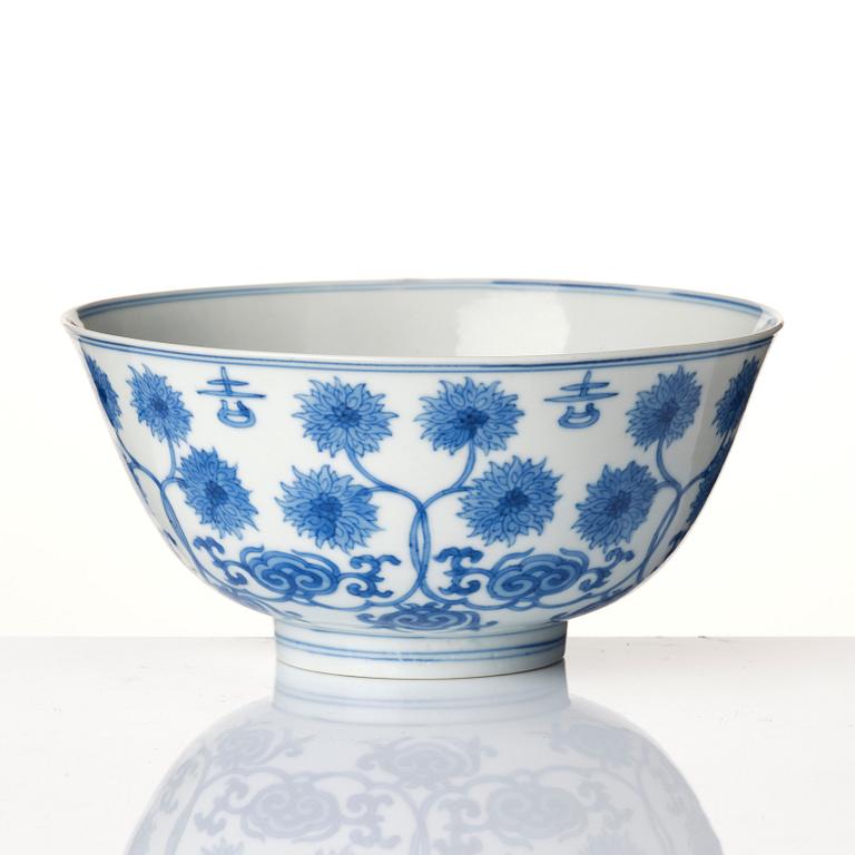 Skål, porslin. Qingdynastin, 1600-tal med Chenghuas märke.