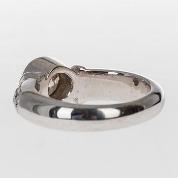 RING, vitguld 18K, briljantslipade diamanter. Mittstenen 1,21 ct, sidostenar tot. 0,30 ct. Vikt 9,9 g.