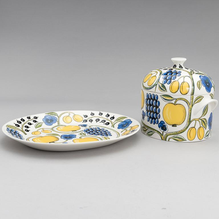 BIRGER KAIPIAINEN, A lidded tureen and a serving dish of the 'Paratiisi' series for Arabia, Finland.