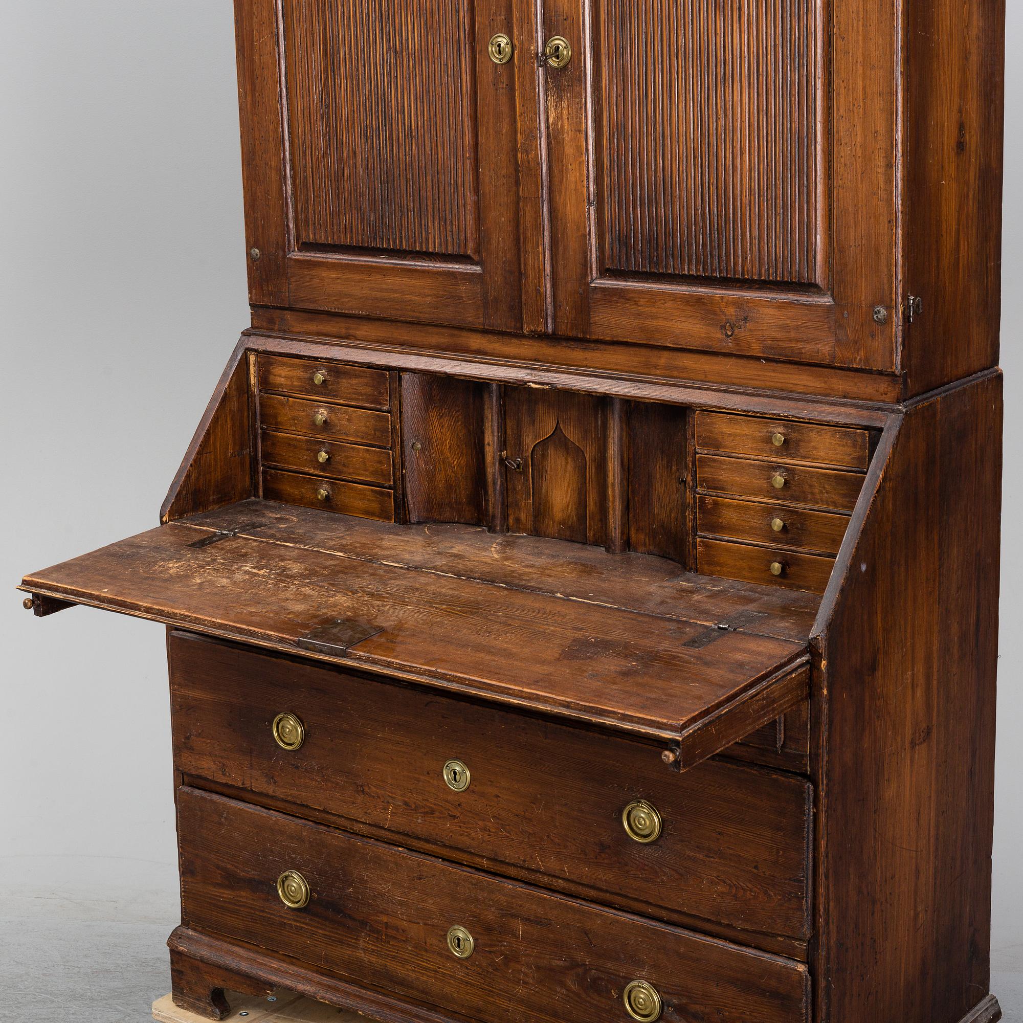 An early 19th Century pine cabinet.