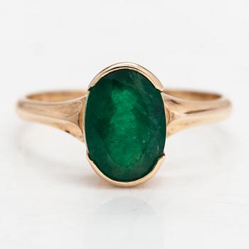 A 14K gold ring, with an oval-cut emerald approx. 2.22 ct. Finnish hallmarks 1982. With IGI certificate.