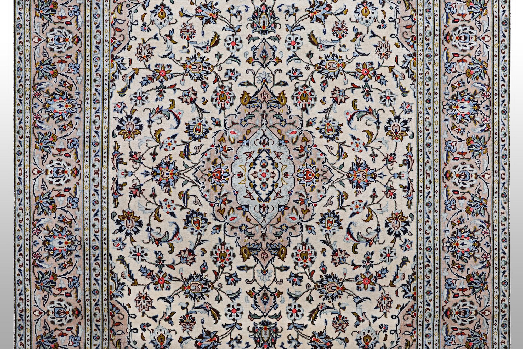 A carpet, Kashan, ca 293 x 191 cm.