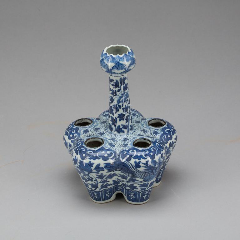 TULPANVAS, porslin, Kina, sen Qing. 1800-tal.