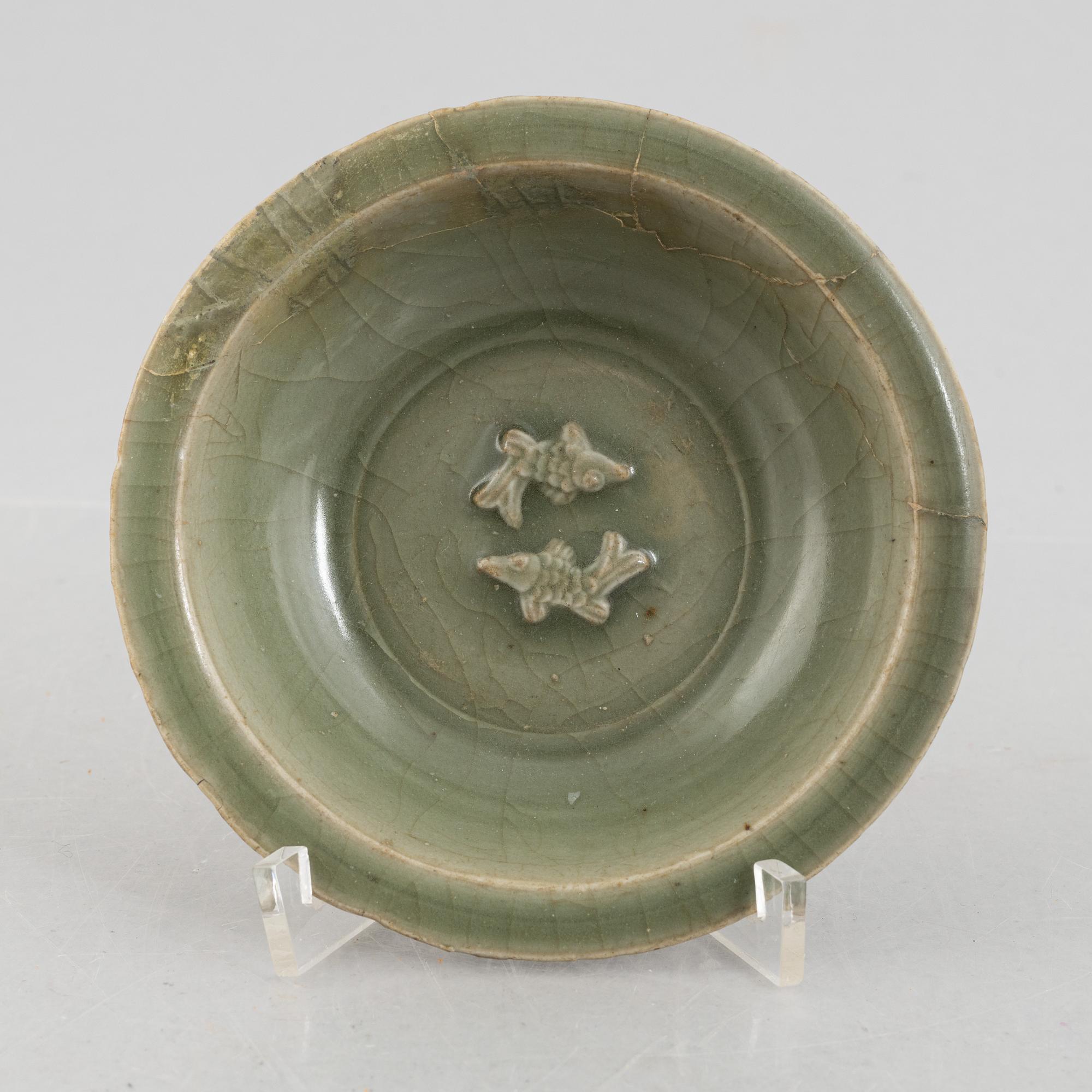 A Chinese celadon-glazed bowl, Sung dynsaty/ Ming dynasty.