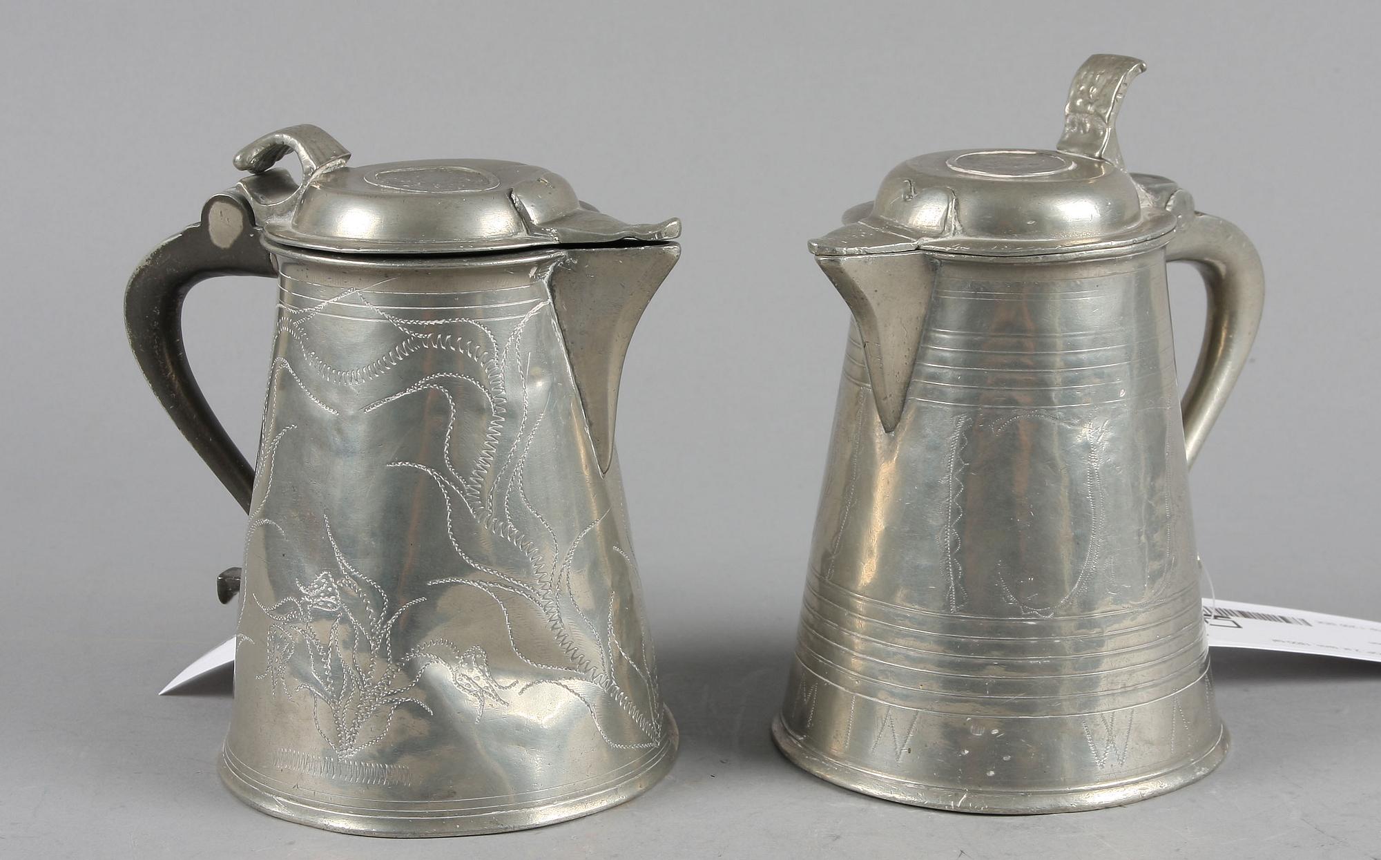 SKÄNKKANNOR, 2 st, tenn, 1800-talets slut.