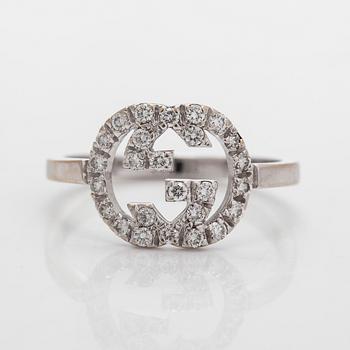 Gucci, ring, "Interlocking G", 18K vitguld och diamanter.