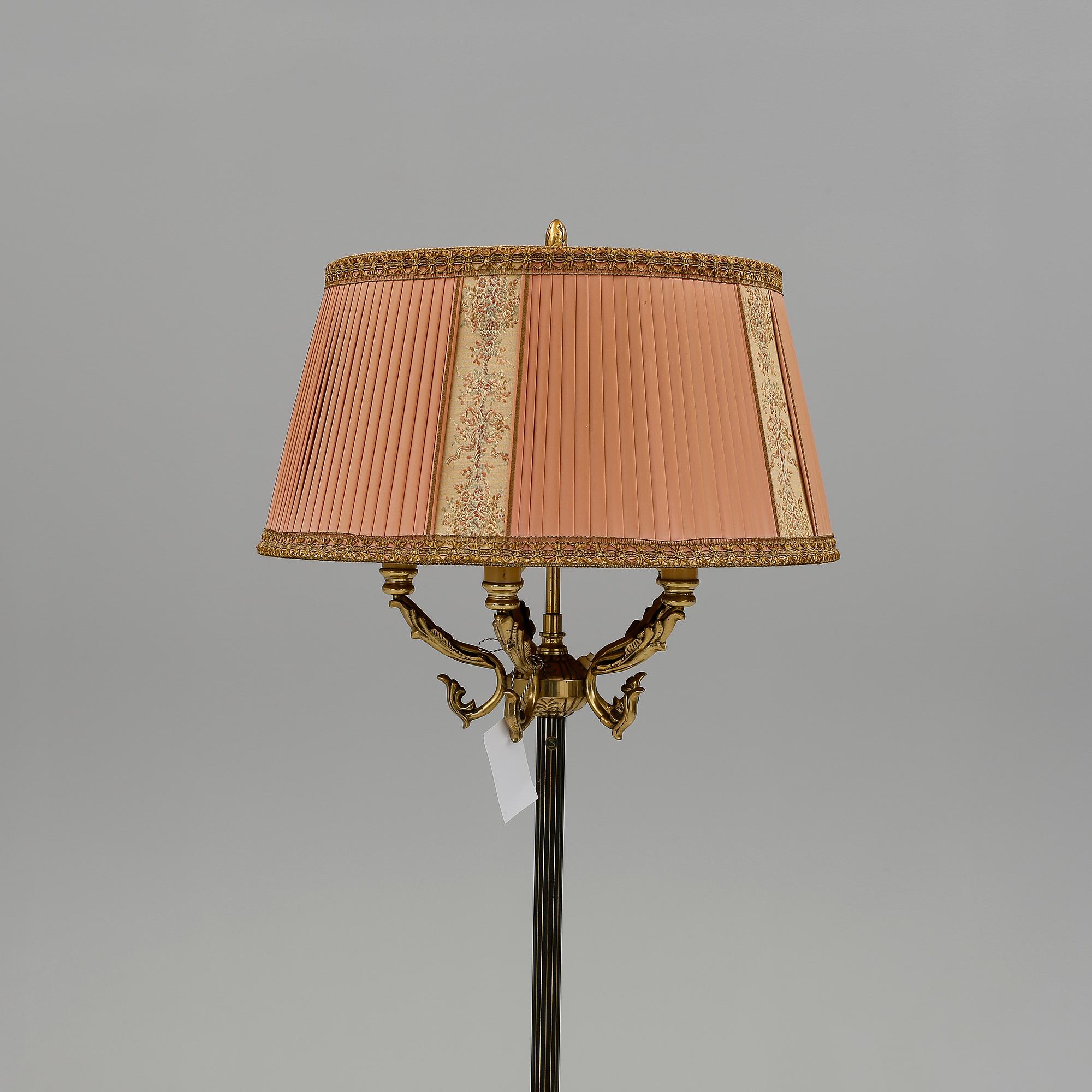 GOLVLAMPA, omkring 1900-talets mitt.