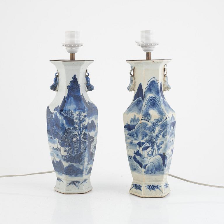 Bordslampor, två stycken, snarlika, porslin, Kina, Qingdynastin, sent 1800-tal.