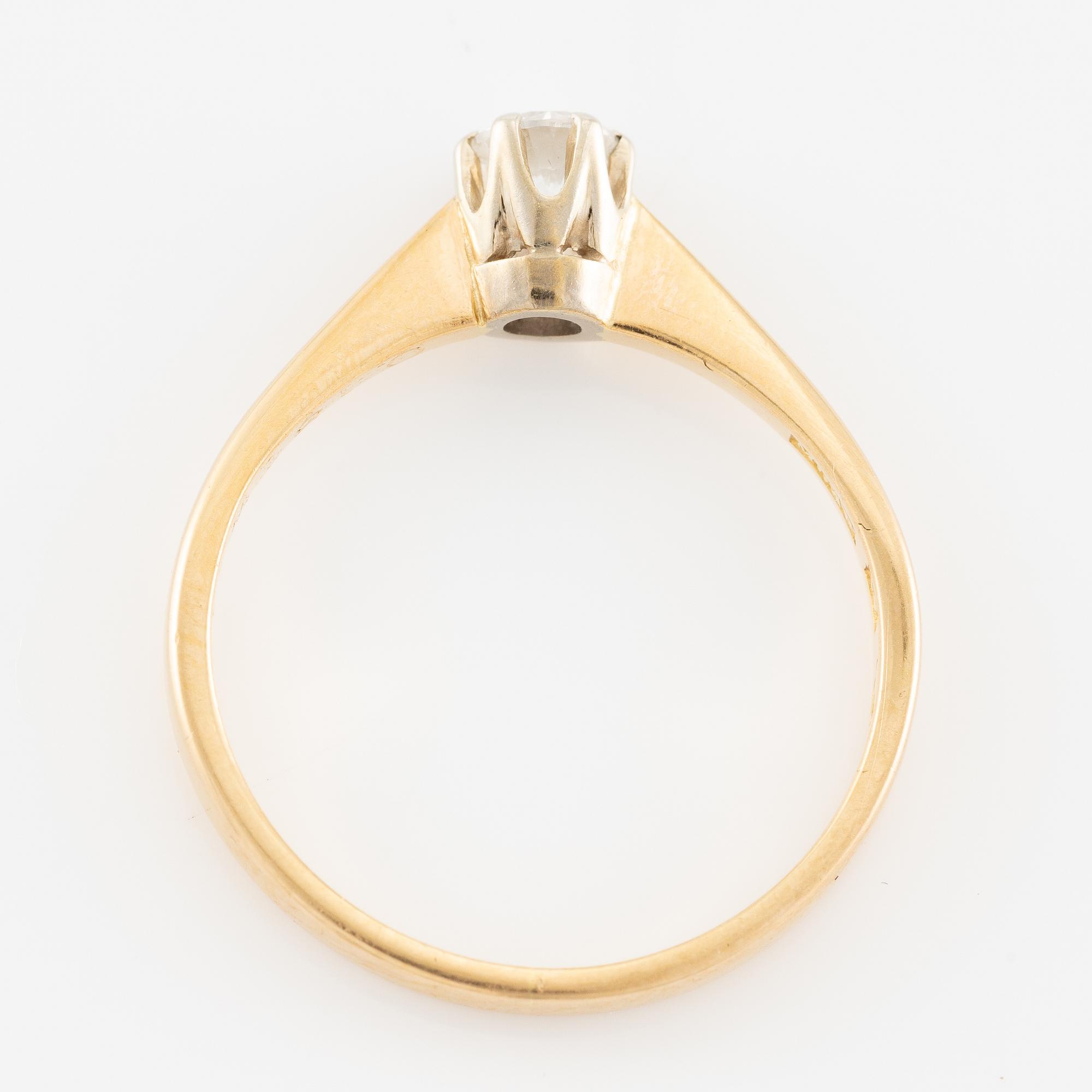 Ring in 18k gold set with a round brilliant-cut diamond.