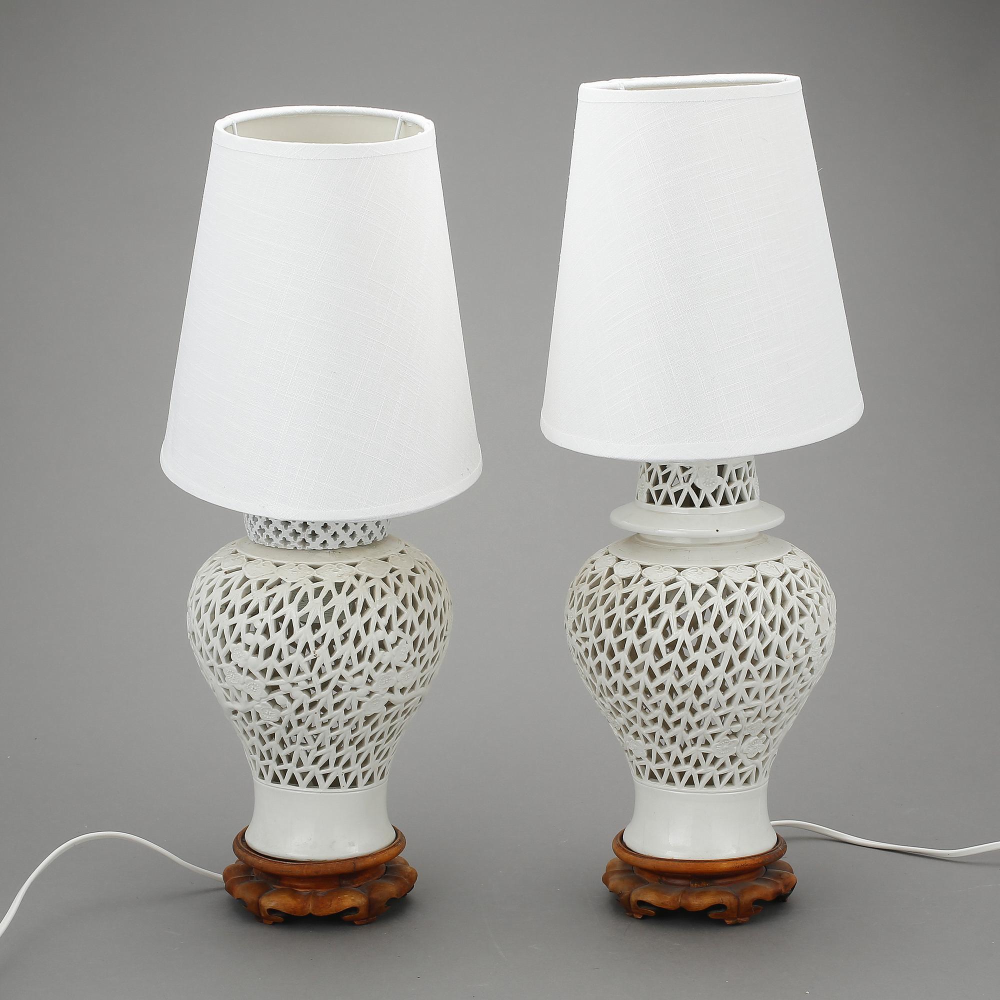 BORDSLAMPOR, ett par, porslin, 1900-tal, Kina.