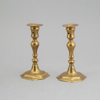 LJUSSTAKAR, ett par, brons, 1700-tal.