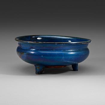 251. A large blue glazed tripod censer, Qing dynasty (1644-1912).