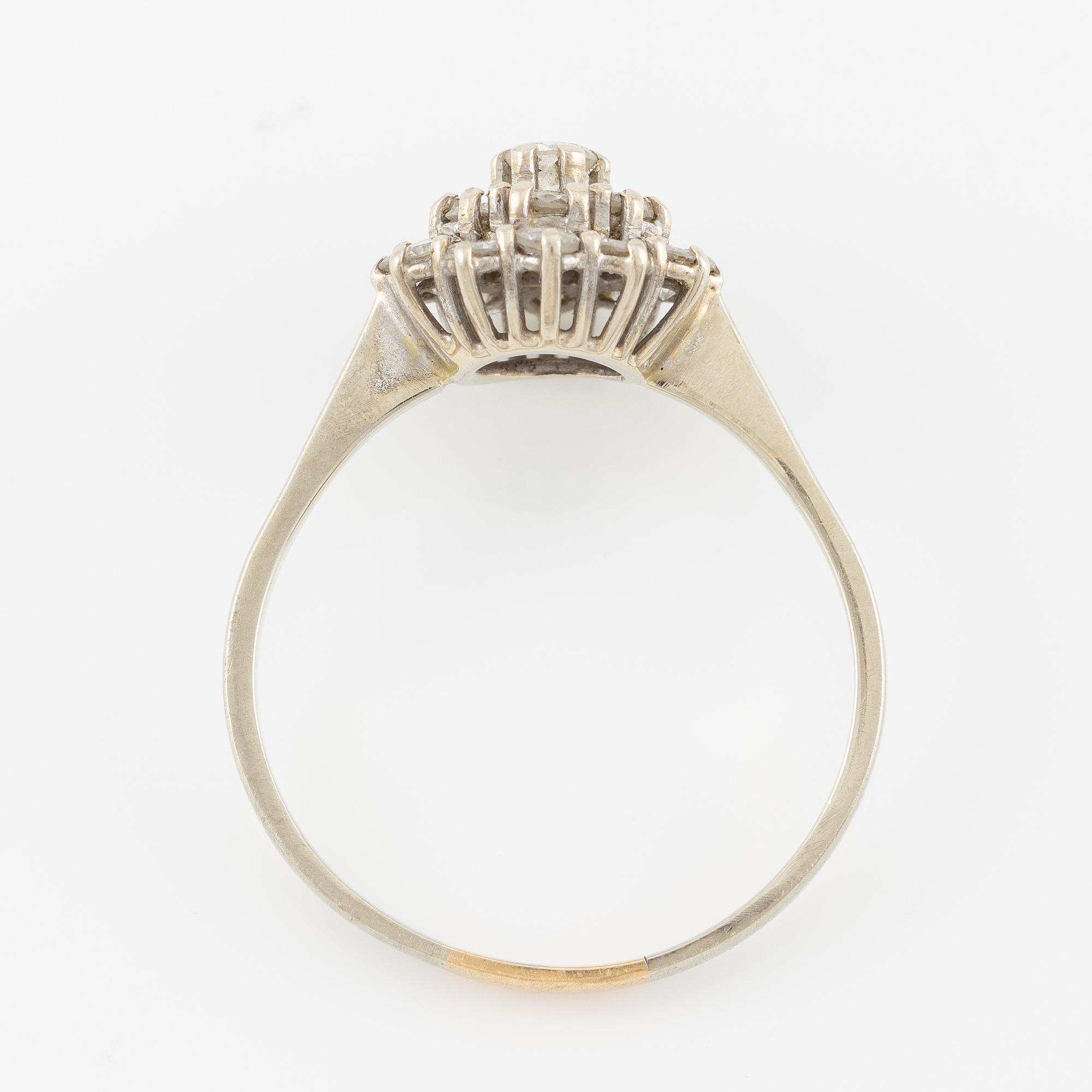 Ring 18K gold set with round brilliant-cut diamonds.